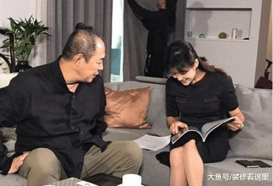 “皇阿玛”张铁林的家，房子装修古色古香，还收藏了许多字画