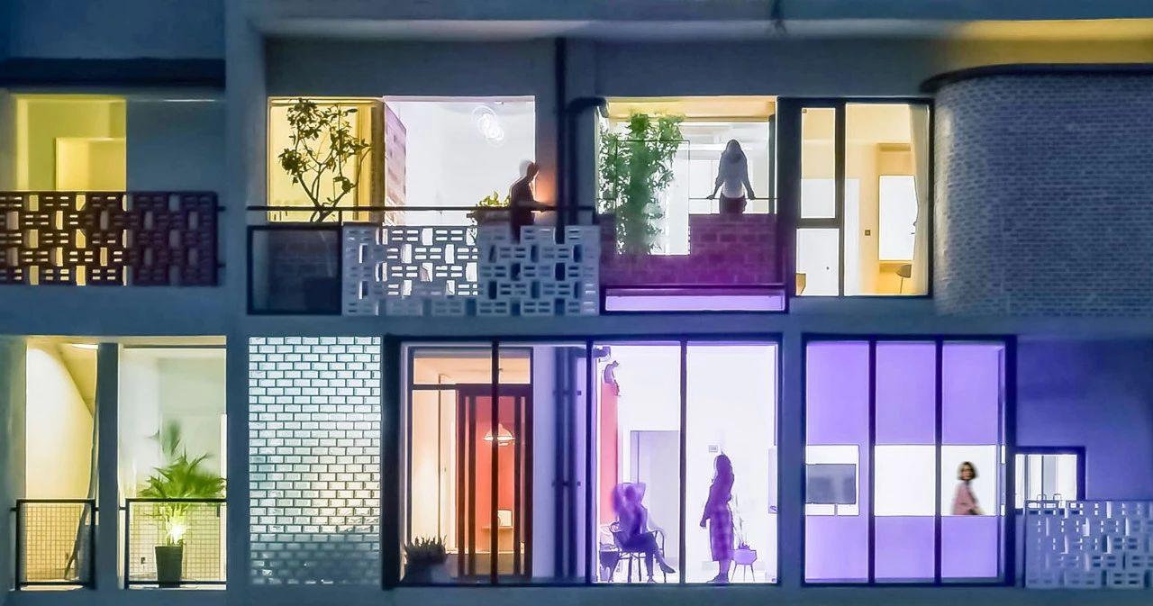 她改造了一个旧车间, 6个老友住在一起, 过起了“无界生活”