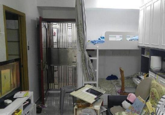 表妹在香港几百万买的房子，才40平米大，连客厅也要放个双层床