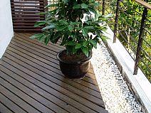 阳台别再贴瓷砖了，看人家用鹅卵石多漂亮，脱鞋跑步还能健身！