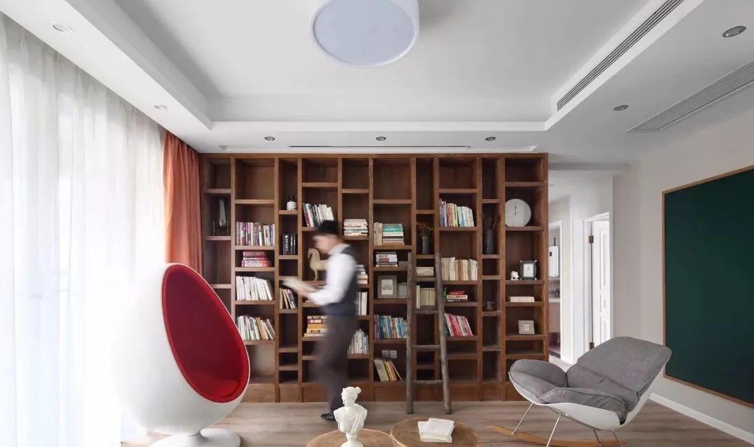 128平的現代混搭風三居室，在家里做個整面的書墻