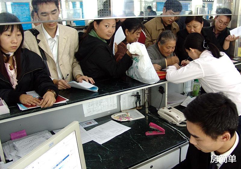 父母的房产应该过户给子女，还是卖掉拿钱给子女？内行人有话说