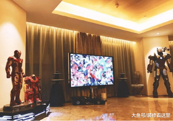參觀張翰的豪宅，沒想到還是個忠實的漫威粉，客廳擺滿了鋼鐵俠