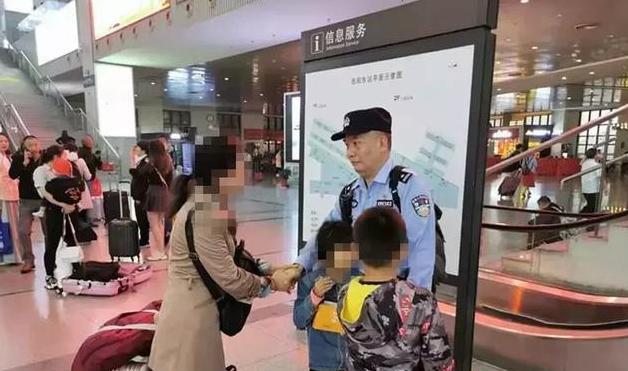 母亲赶高铁太慌张，带着9岁女儿上车，却将自己11岁儿子“丢”了
