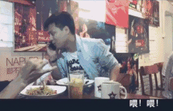 爆笑GIF：要打篮球你就正儿八经的打，你拉倒篮架干啥？