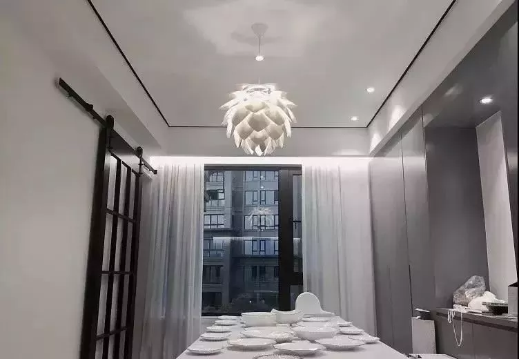 给你家配上一些创意的吊灯，能够更好提升家居格调感