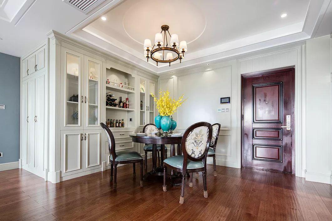 130平的現代美式風三居室，整體的配色和裝飾都好獨特