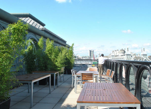 为什么买房买顶楼是最划算的？空气好还安静，整个天台都是你家的