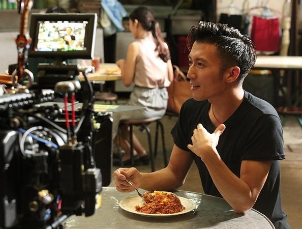 谢霆锋化身猫奴带爱宠上班，怀抱猫咪眼神宠溺，超温馨有爱