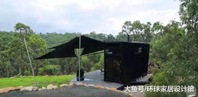 一对情侣在山上自建一栋20㎡小黑屋，两室一厅还带小院，羡煞旁人！