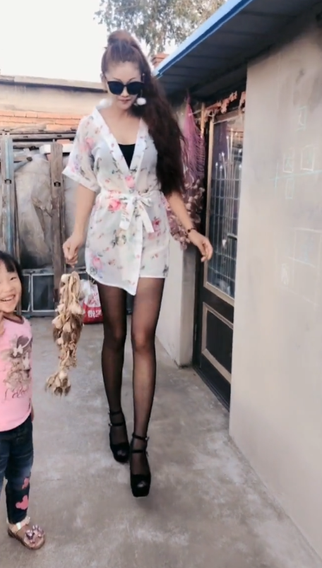 少妇在农村干活还要戴墨镜，是有偶像包袱吗？