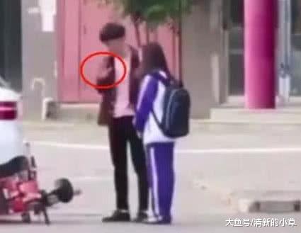 女学生骑单车撞上“豪车”，不停的弯腰道歉，车主的行为让人意外