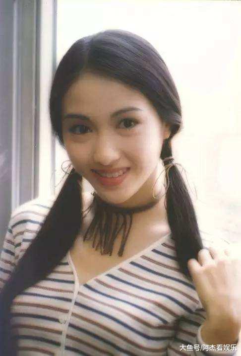 47岁的黎姿和53岁的关咏荷合影,一个成功逆袭90后,一个却满肉毒