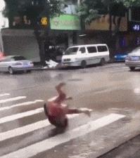 搞笑GIF ：玩了一圈，女朋友不见了