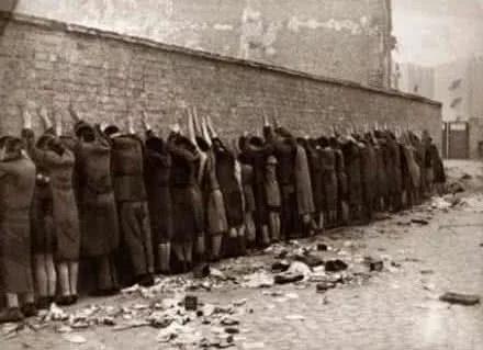 纳粹究竟有多残忍？囚房地板上有扎人铁丝，犯人在墙边等待死亡！