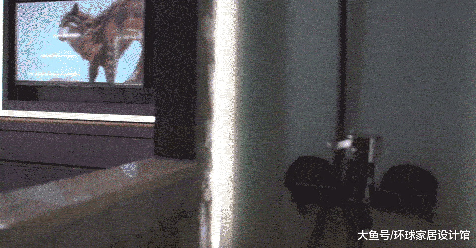 北京小伙蜗居23㎡，为洋媳妇爆改老房变高科技豪宅，竟还有电影院