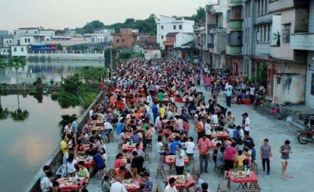 村里办喜事, 从以前的互帮互助, 到现在请人办事, 到底是为什么?