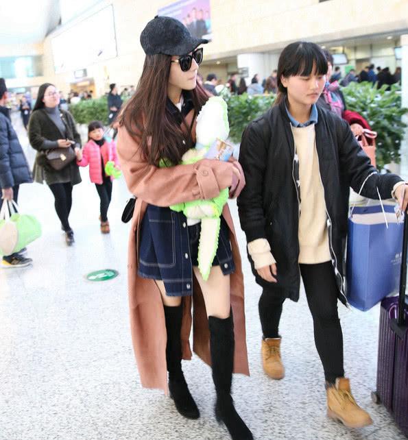 美丽冻人，迪丽热巴短裙长靴秀白嫩美腿