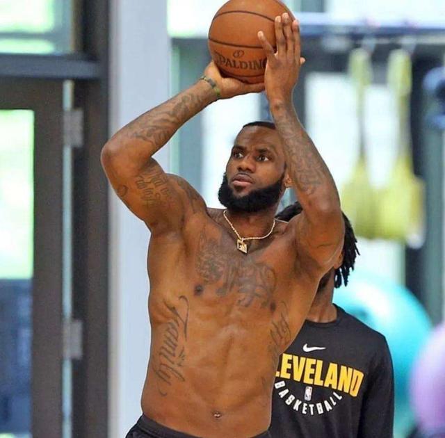 哈登这3年总共拿到7365分，那詹姆斯、库里、杜兰特拿到多少分？