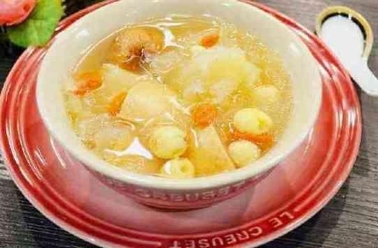 煮银耳时总不见“出胶”？大厨透露：“水”都放错了，能出胶才怪