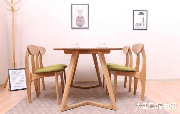 如今小户型都这样装餐桌，只是改造了一点，实用性却好很多