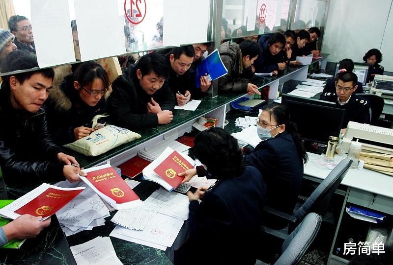 父母的房产应该过户给子女，还是卖掉拿钱给子女？内行人有话说