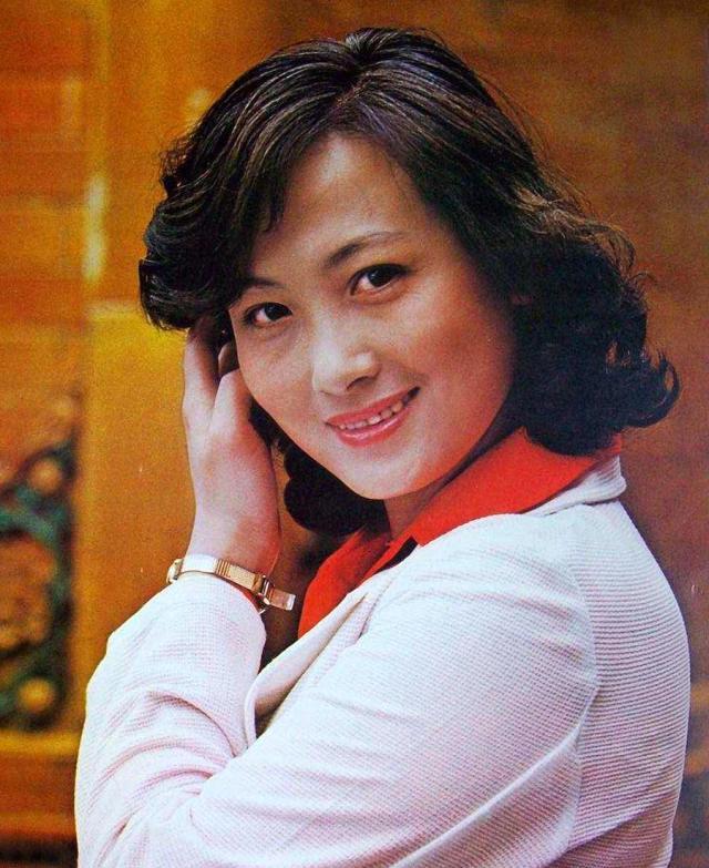 老照片风采，72岁的程晓英，曾是第一位主持央视春晚的女明星