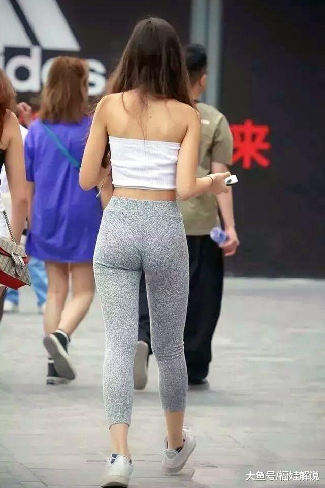 街拍：打底裤小姐姐的搭配演绎现代女性摩登气质！