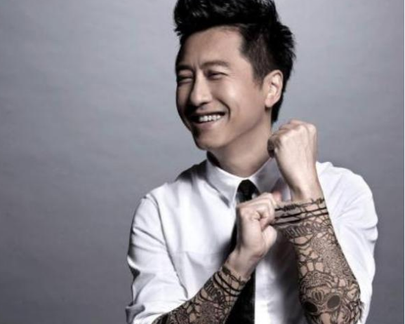 庾澄庆晒出自己的豪宅，房子自带游泳池，家里连个佣人都没有