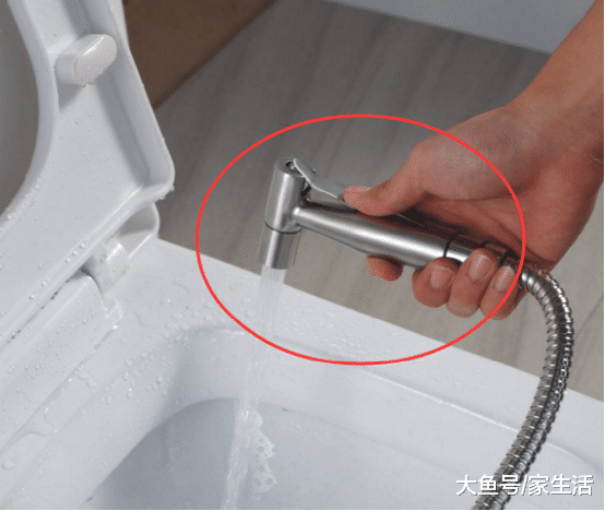 卫生间最应该添置的5件神器，清洁起来省心多了，摆脱“脏乱差”