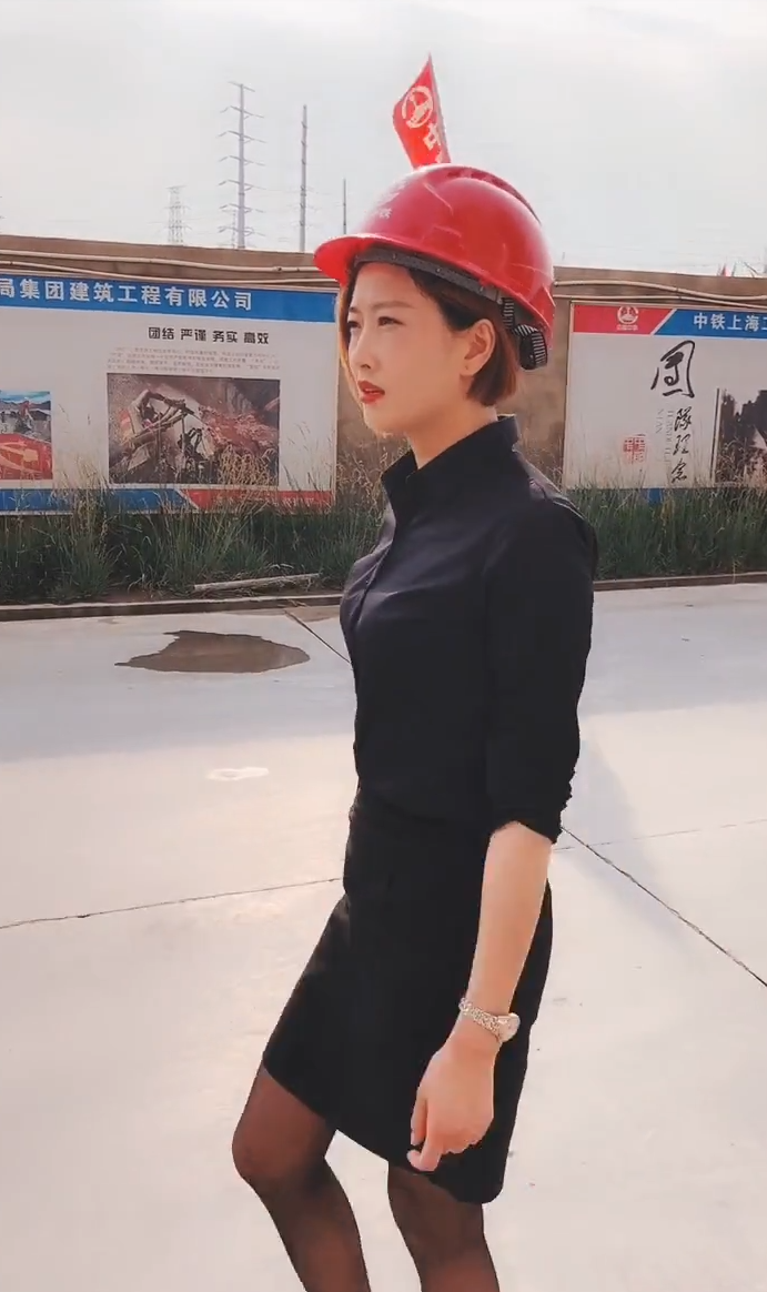 美女一身职业装，看气势很像女总裁