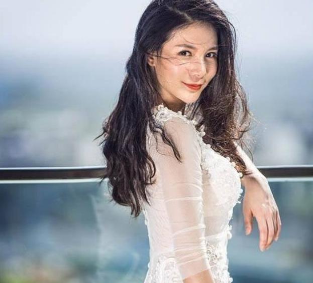 ?参观何姿现实的豪宅，如今退役在家吃喝玩乐，生活也太好了