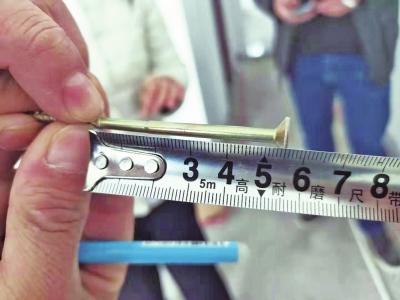 开封楼盘惊现被钉子打穿的超薄楼板，开发商：能住，退房先还清按揭