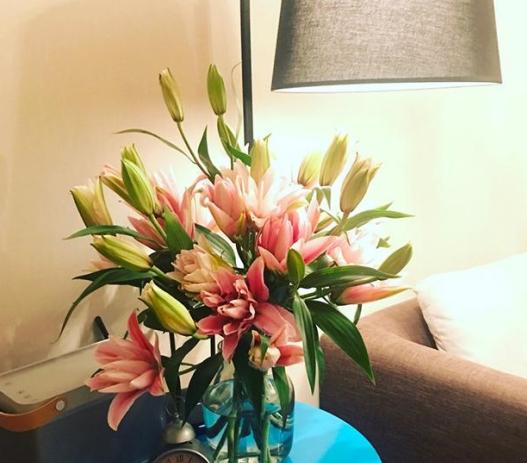 晒晒许龄月住的豪宅，卧室里面还有茶几和沙发，房子面积真是大