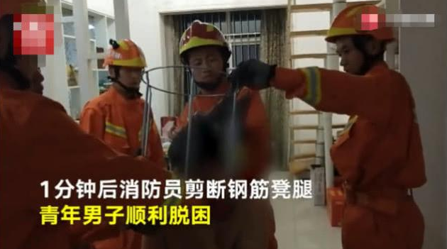 父亲把椅子给套在了头上，只为讨孩子欢心！