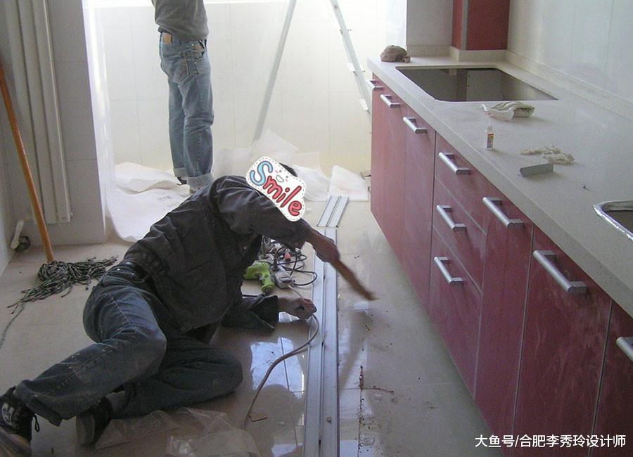 橱柜底部加块板，再也不担心踢坏柜门了，还好师傅提醒的早！实用不贵