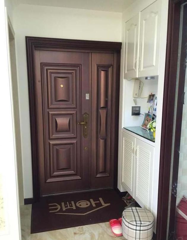 晒晒邻居的新房，电视墙太掉档次了，还好厨房玻璃墙争回不少面子