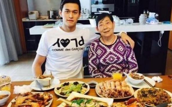 一起來看看孫楊的豪宅，餐桌上的飯菜非常豐盛，衣柜里都是泳褲