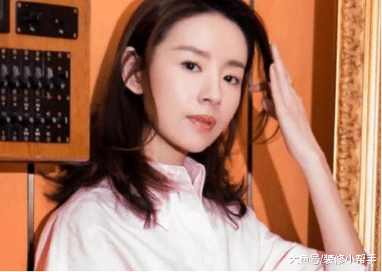 参观董洁的豪宅，房子面积虽然很大，但是装修太简陋了