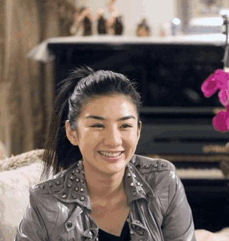 ?晒晒黄奕如今住的豪宅，光钢琴就价值几十万，生活依然过得很幸福