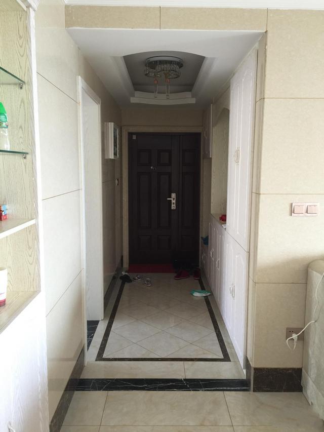 136平的房子花了18万装修, 高楼层全屋贴砖特别有档次, 阳台最美