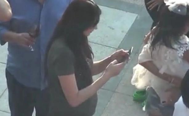 41岁吴佩慈挺巨肚现身，带俩儿子步伐轻快，6年为男友生4孩