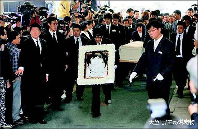 明星一家三口全部选择同样方式自杀，十年后女儿也轻生！