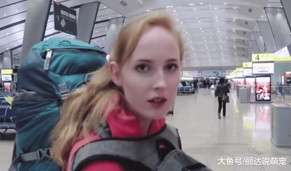 美国姑娘来中国穷游，第一次坐高铁被震撼：这真是中国吗？