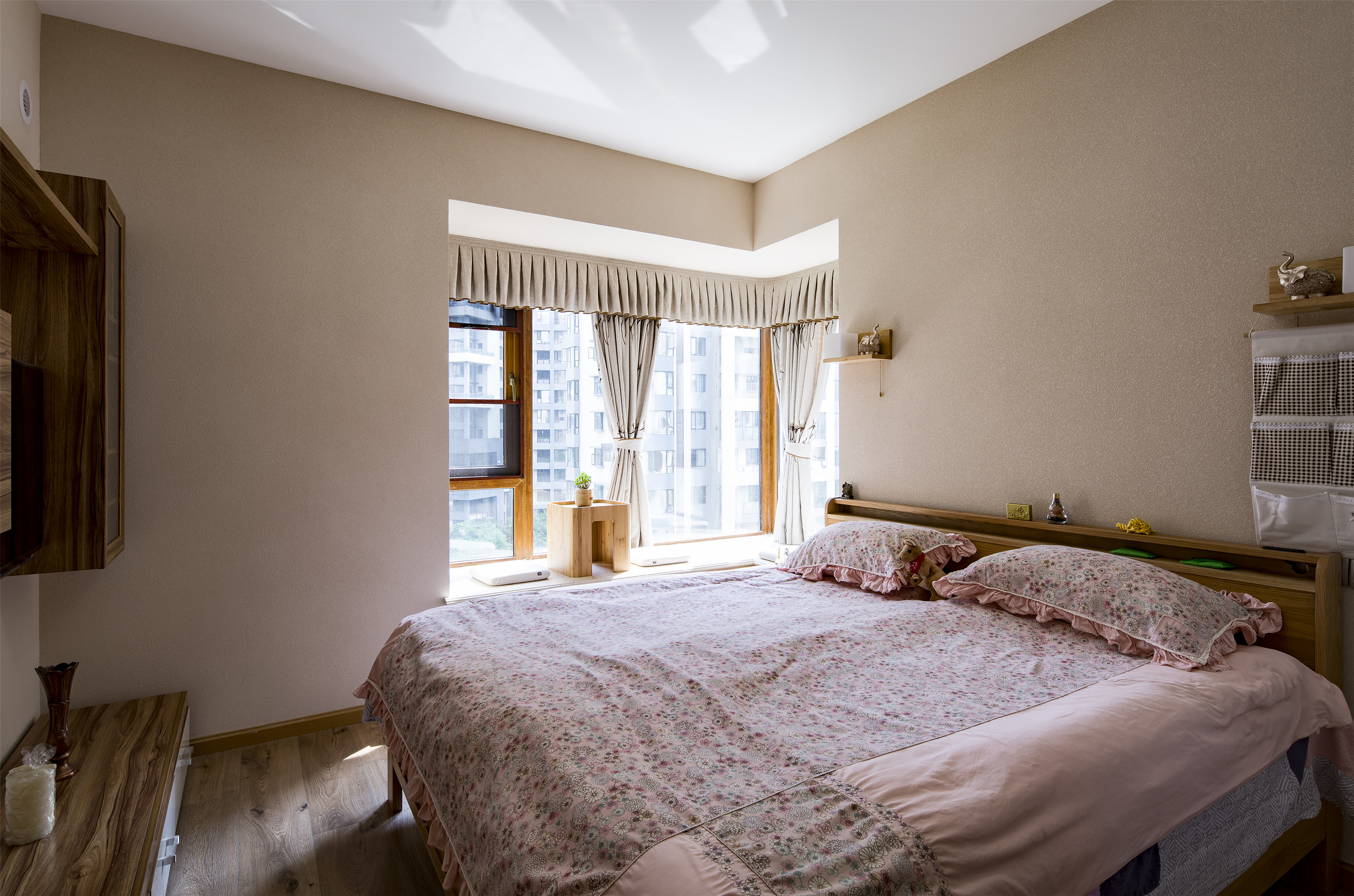 新房装修，舍弃普通餐桌椅，用大大的转角吧台代替，原来更实用！