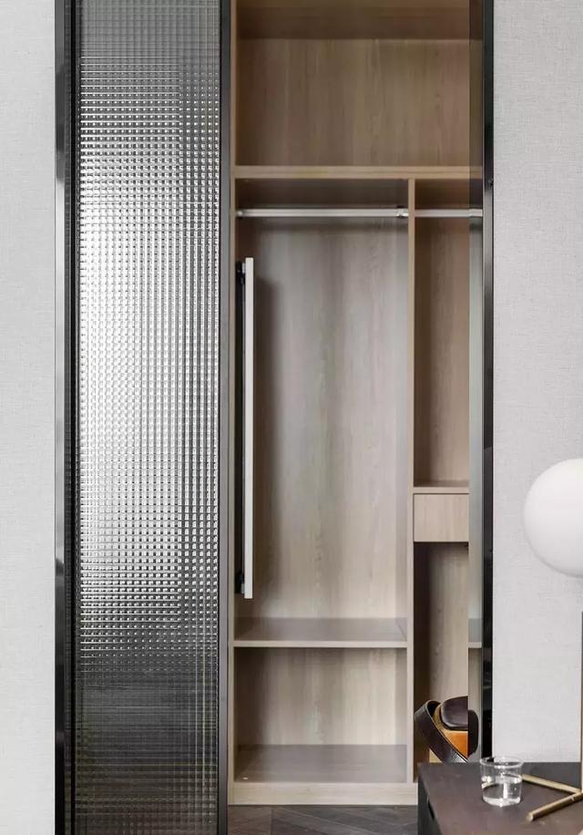 现在年轻人都喜欢玻璃门衣柜，时尚环保，卧室更加通透宽敞