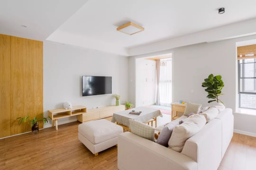 墙面装上护墙板，不仅美观，质感也自然