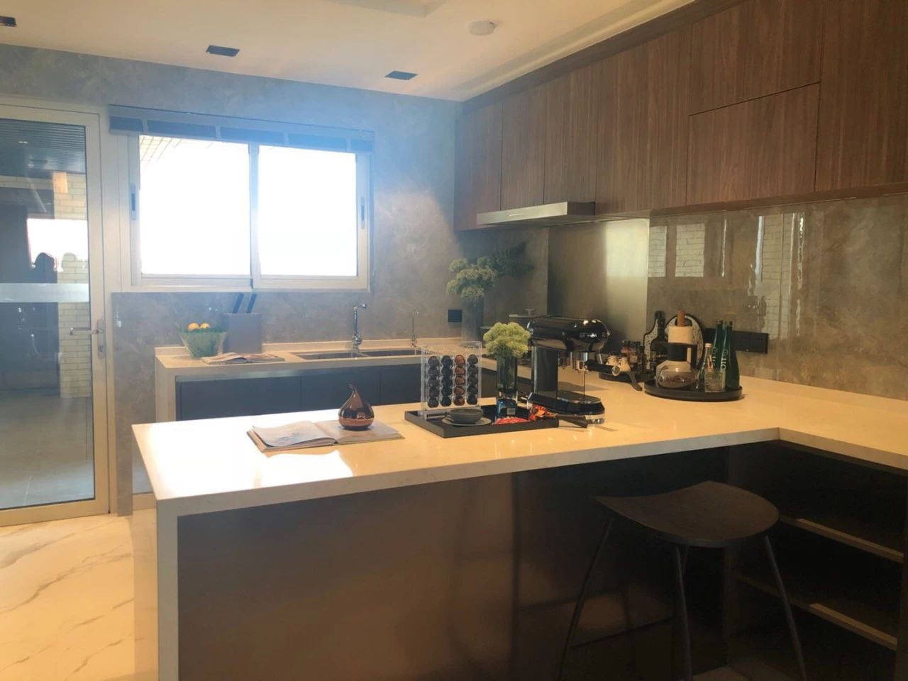 躺在浴缸里看江！一盏灯10多万，揭秘岛尖2000万豪宅