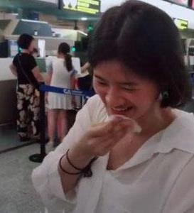 一女生因过不了安检，竟然直接在机场卸妆，网友表示：我想娶她！
