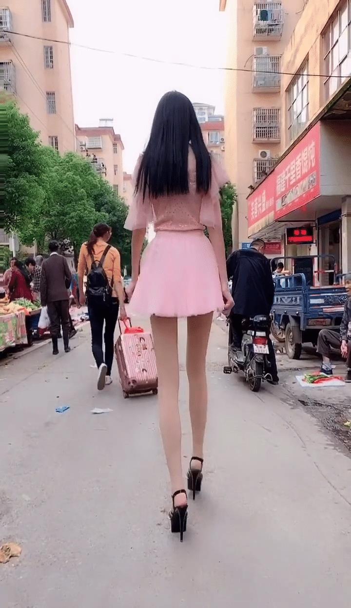 摄影：这才是真正的长腿美女，穿上短裙，展现不一样的气质